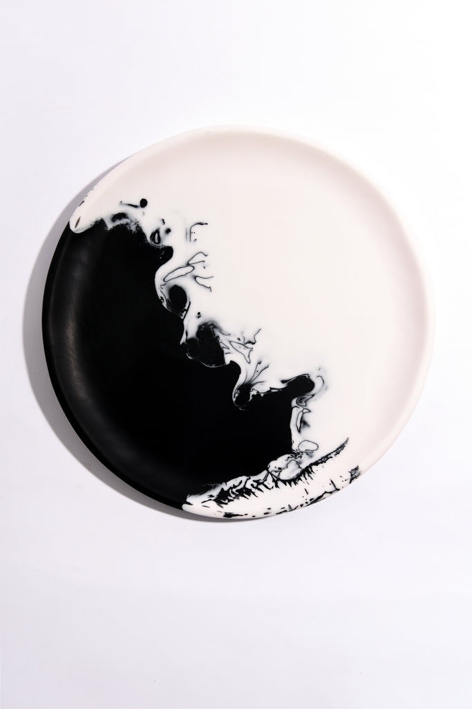 ROUND RESIN PLATTER  | BLACK + WHITE