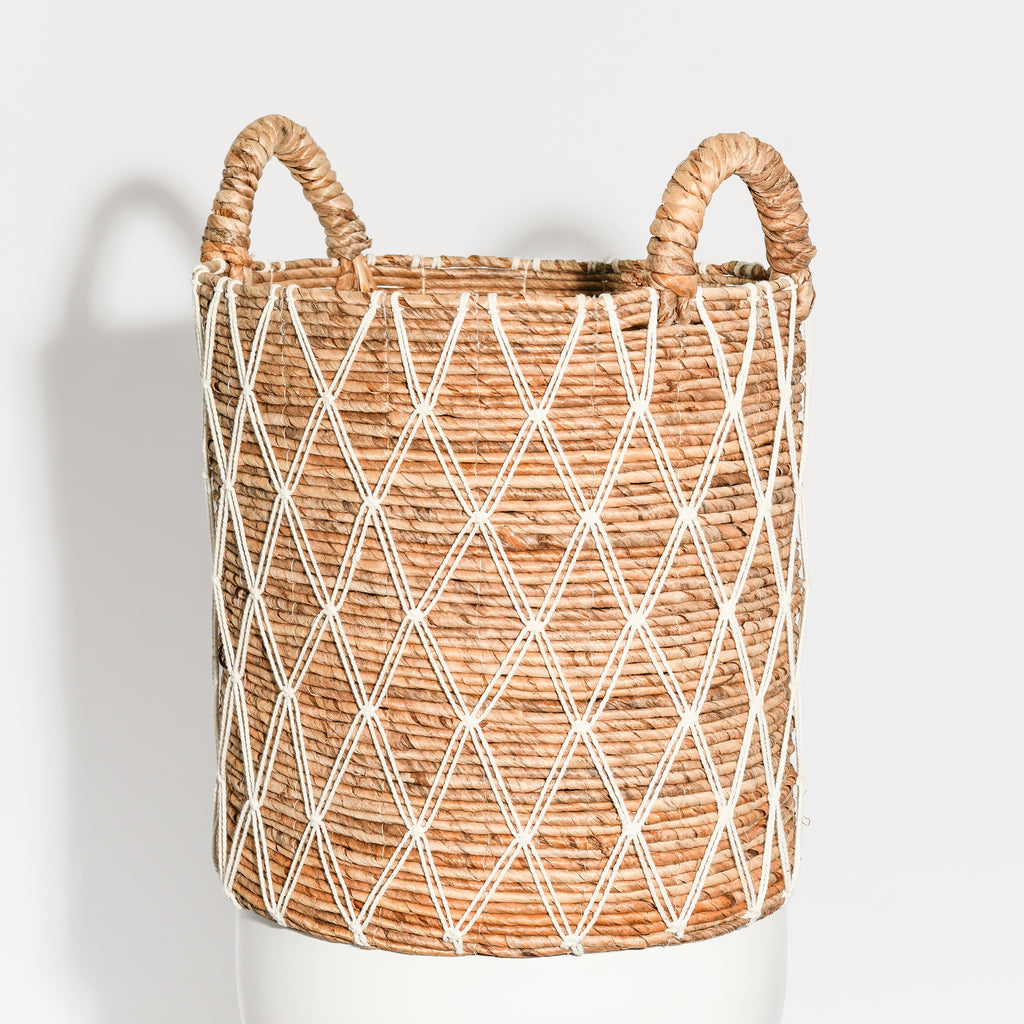 WATER HYACINTH BASKET WITH DIAMOND WHITE STRING PATTERN