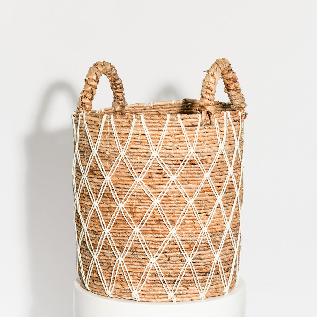 WATER HYACINTH BASKET WITH DIAMOND WHITE STRING PATTERN