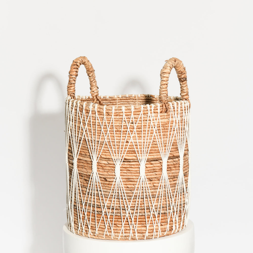 WATER HYACINTH BASKET WITH WHITE STRING PATTERN